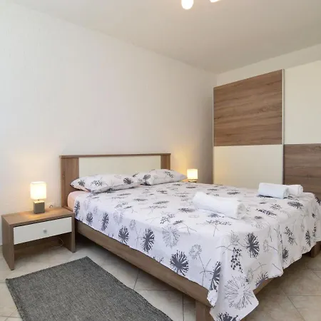 Kira By Interhome 로고즈니차